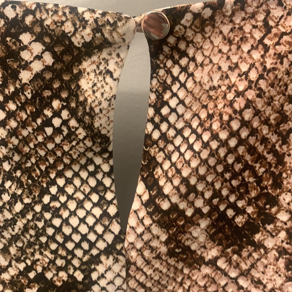 CALVIN KLEIN SNAKE PRINT PLEATED TANK BLOUSE medium - Picture 8 of 12